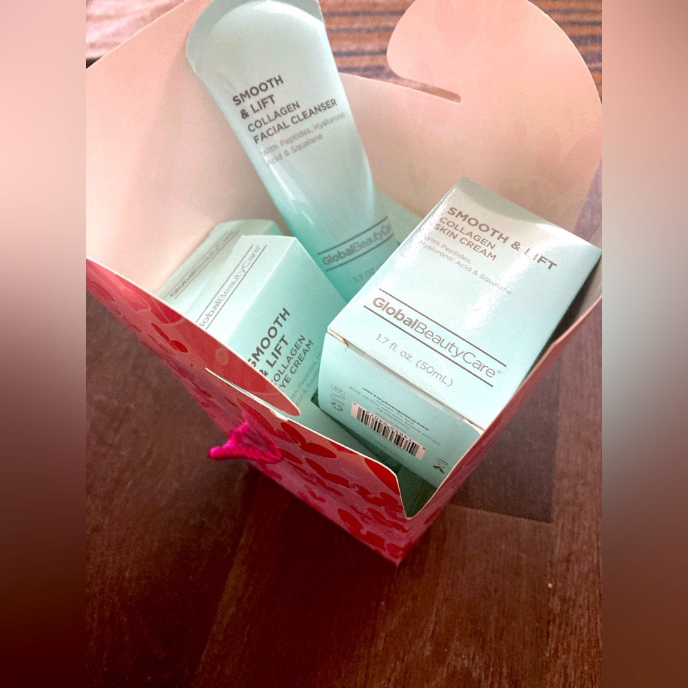 Global Beauty Care Smooth & Lift Skincare 5pc set free calendar